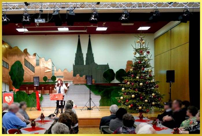 Gro�e Weihnachtsfeier f�r Senioren. Schlagerpiratin auf der B�hne, singt Weihnachtslieder.