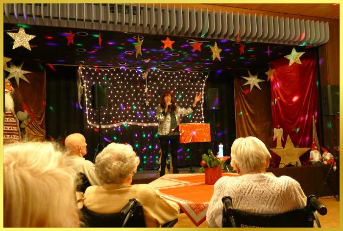 Bunte weihnachtliche B�hne mit Sternen, Weihnachtsmann und Schlagerpiratin, die singt!