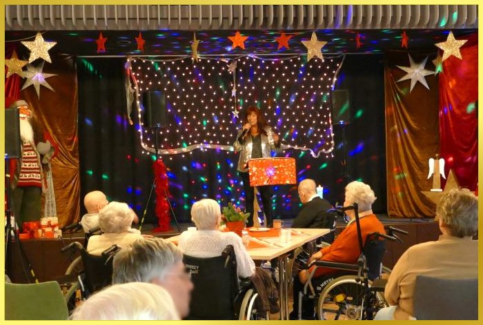 Schlagers�ngerin Marina mit Weihnachtsprogramm auf der B�hne.