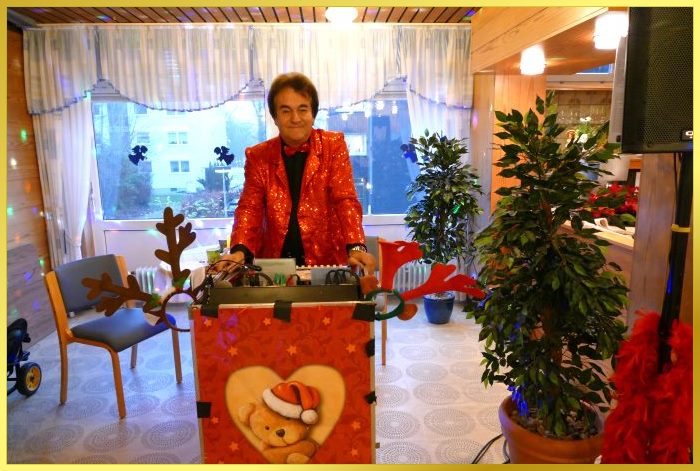 Schatzi Ian im roten Paillettenjackett mit Fliege.