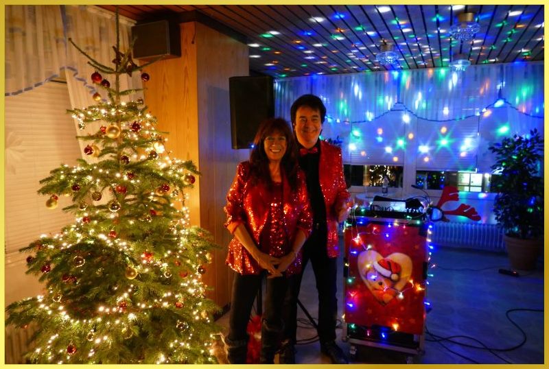 Schatzi und die Schlagerpiratin neben einem geschm�ckten Weihnachtsbaum.