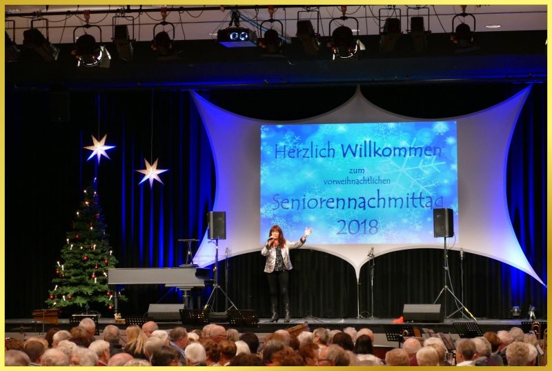 Schlagerpiratin auf einer gro�en B�hne in der Stadthalle, singt Weihnachtslieder.
