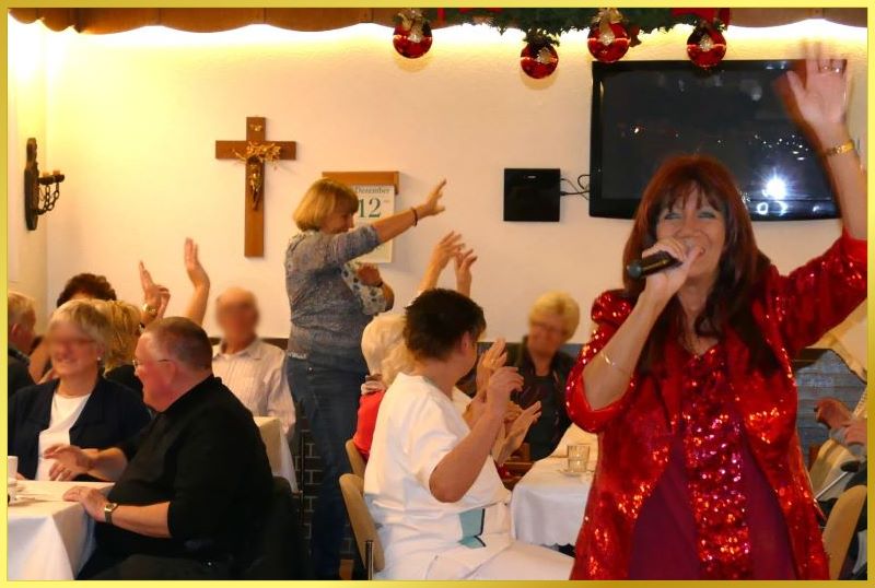 Schlagerpiratin singt Weihnachtslieder und alte Schlager bei Seniorenweihnachtsfeier.