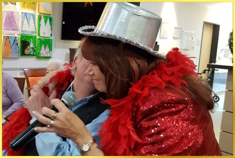 Schlagers�ngerin umarmt Senior bei der Schlagerrevue