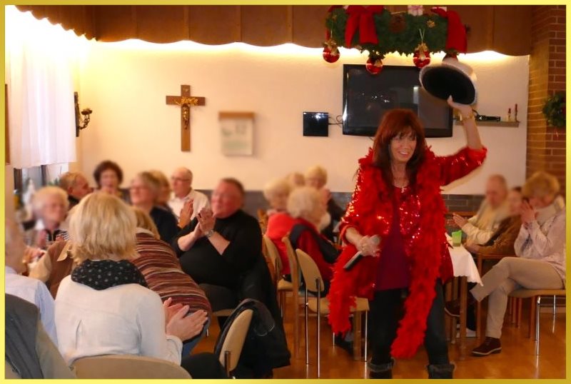 Die Schlagerpiratin mit Paillettenjacke, Zylinder und Boa