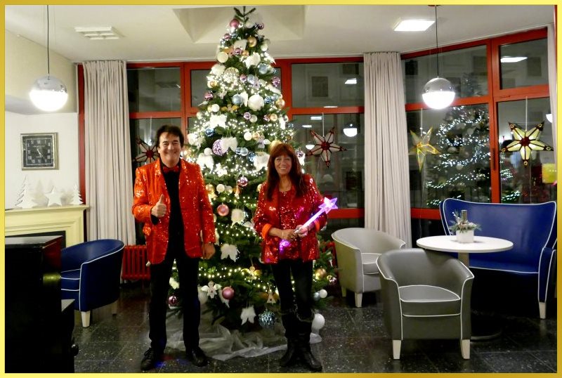 Schatzi und die Schlagerpiratin stehen vor einem geschm�ckten Tannenbaum in Pose.