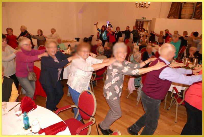 Weihnachtsparty mit Polonaise. Publikum lacht, Schlagerpiratin singt.