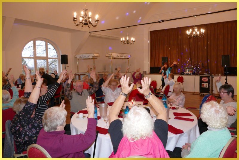 Schlagerpiratin singt bei Weihnachtsfeier im gro�en Saal!