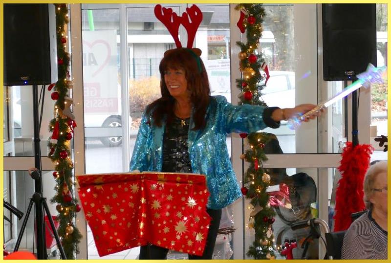 Schlagerpiratin mit Stoffgeweih auf dem Kopf bei einer Weihnachtsfeier.