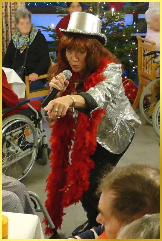 Weihnachtsfeier mit Schlagerpiratin! Mit Boa und silberner Jacke singt sie Weihnachtslieder.