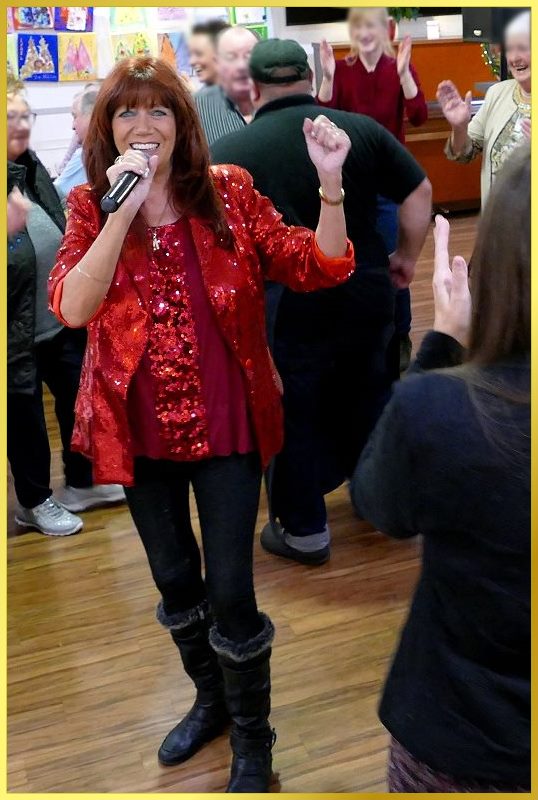 Schlagerpiratin im Weihnachtsoutfit