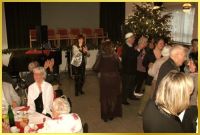 Weihnachtsfeier mit Livemusik.