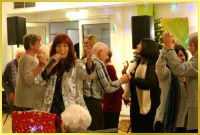 Weihnachtsfeier mit der Schlagerpiratin. Publikum tanzt.