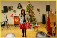 Die Schlagers�ngerin Marina vor dem toll geschm�ckten Weihnachtsbaum.