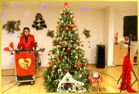 Schatzi Ian am weihnachtlich dekoriertem Mischpult, direkt neben dem Weihnachtsbaum, der ihn weit �berragt.