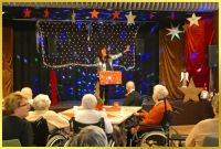 Weihnachtsb�hne. Schlagerpiratin singt.