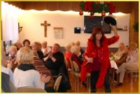 Weihnachtsrevue mit S�ngerin.
