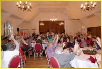 Ballsaal in dem eine Weihnachtsfeier stattfindet.