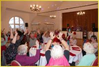 Schlagerpiratin singt im Ballsaal Weihnachtslieder und alte Schlager.