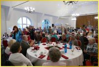 Fr�hliche Weihnachtsfeier mit fr�hlichem Publikum