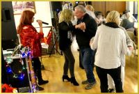 Senioren feiern Advent mit der Schlagerpiratin.