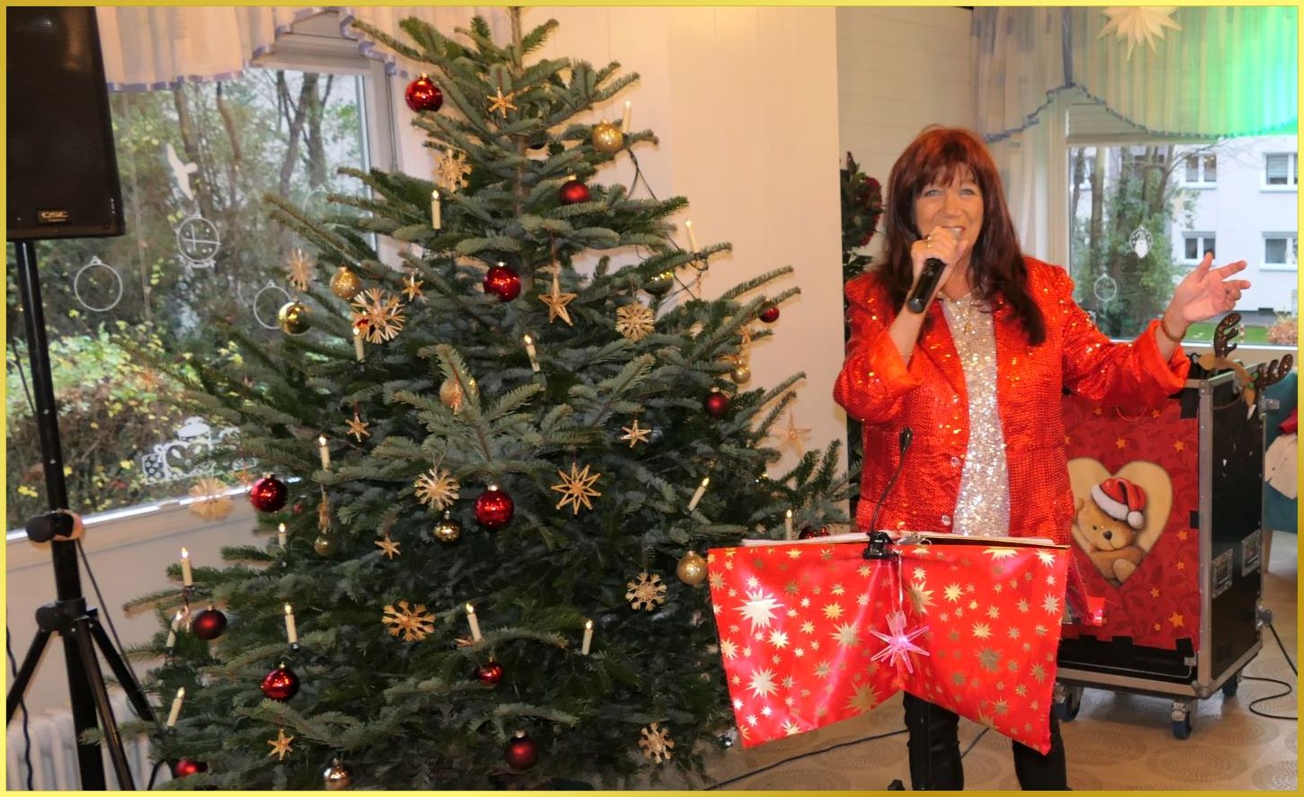 Die Schlagerpiratin singt Weihnachtslieder.